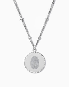 Ketting met gravureplaatjes in de vorm van vingerafdrukken, rond