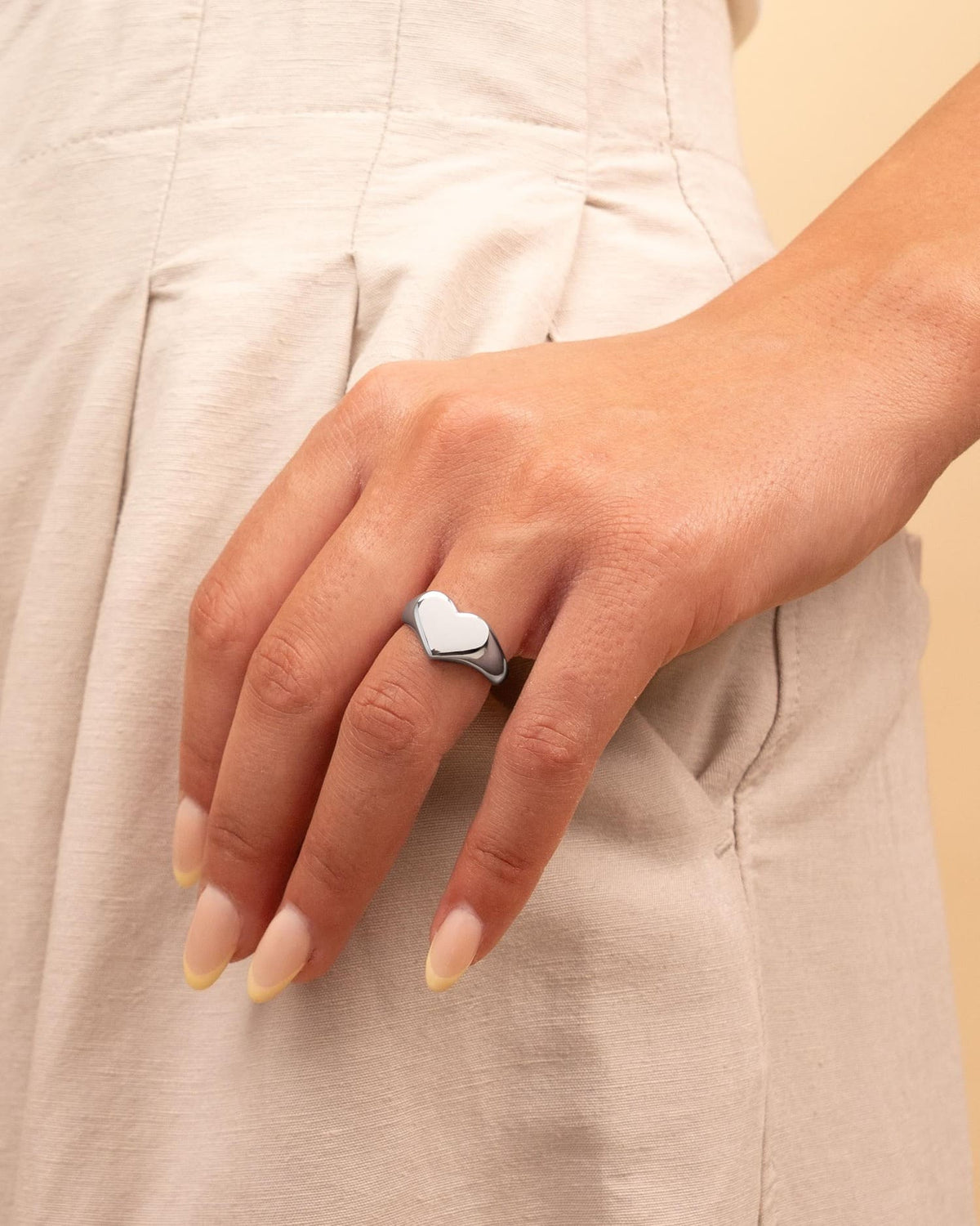 Zilveren ring met gegraveerde pootafdruk en hartje