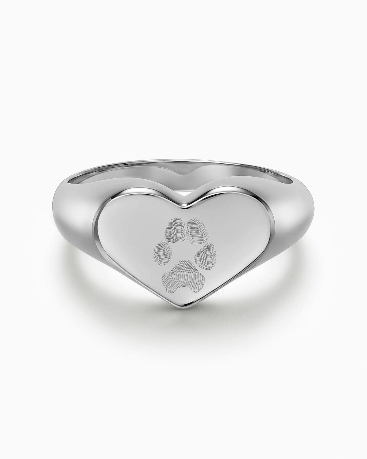 Zilveren ring met gegraveerde pootafdruk en hartje