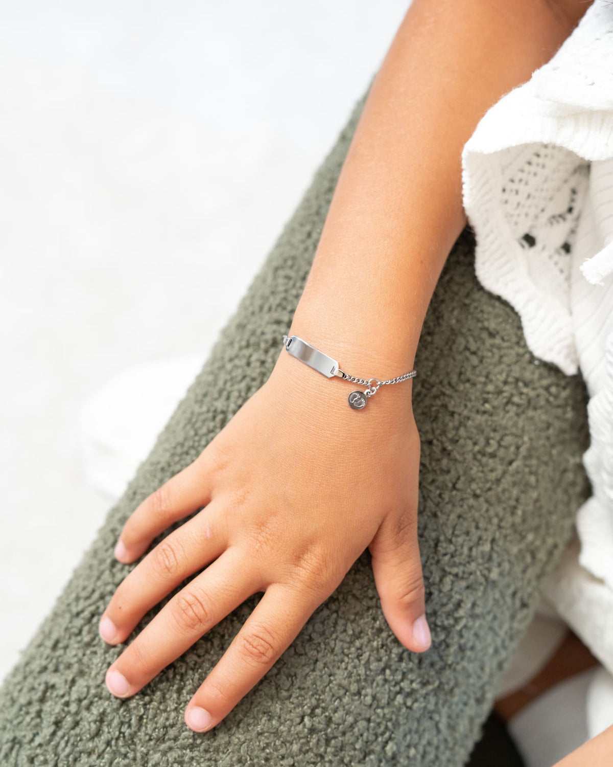 Gravurarmband Gravurplatte Babyfüße