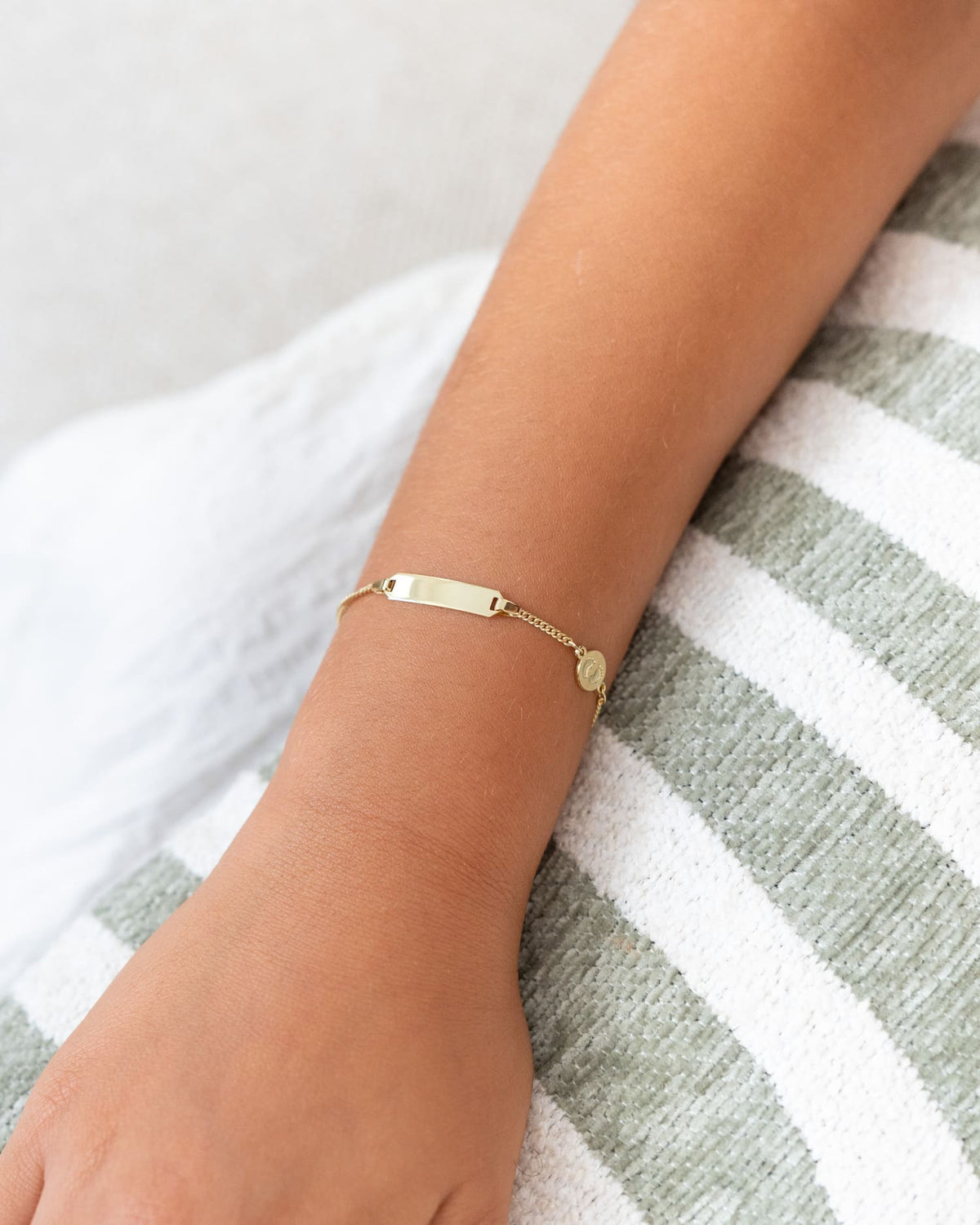 Gravurarmband Gravurplatte Babyfüße