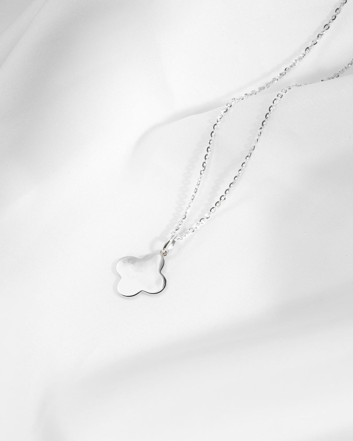 Initialen klaverblad ketting graveerplaatje