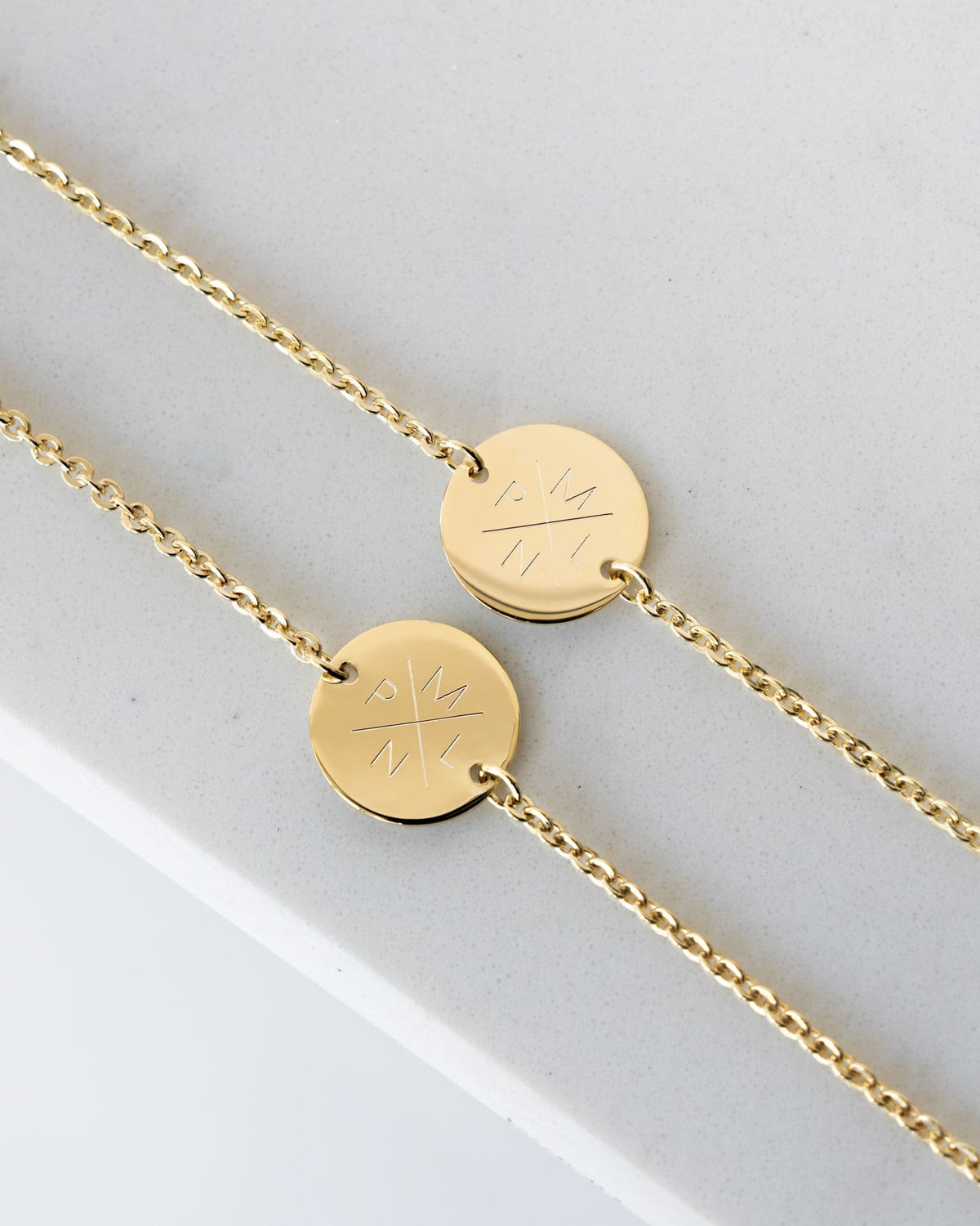 Initialen graveerarmband graveerplaatje rond