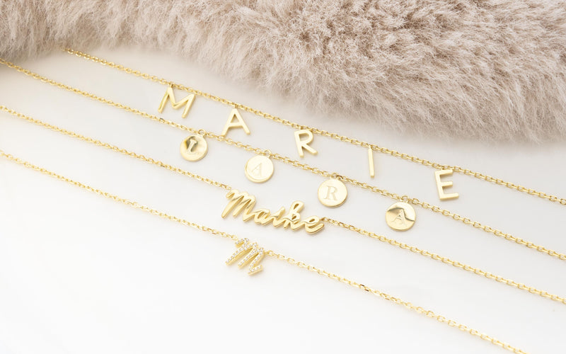 Necklaces with letters: a memorable accessory