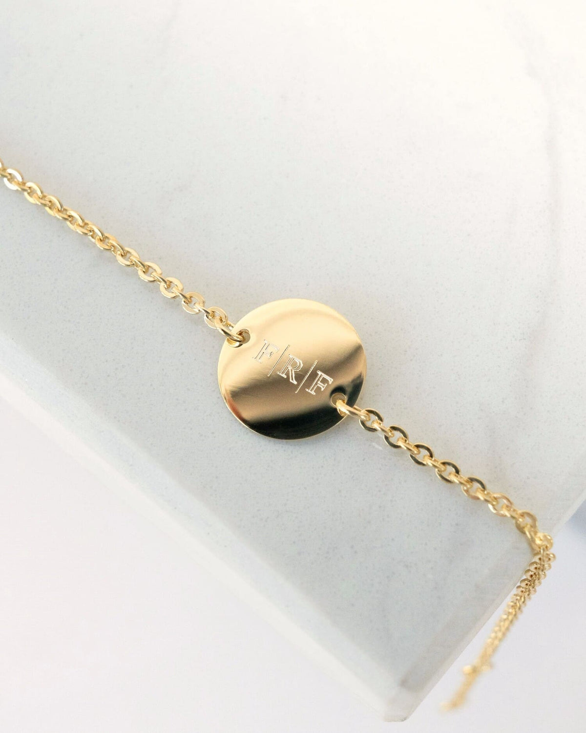 Initialen graveerarmband graveerplaatje rond